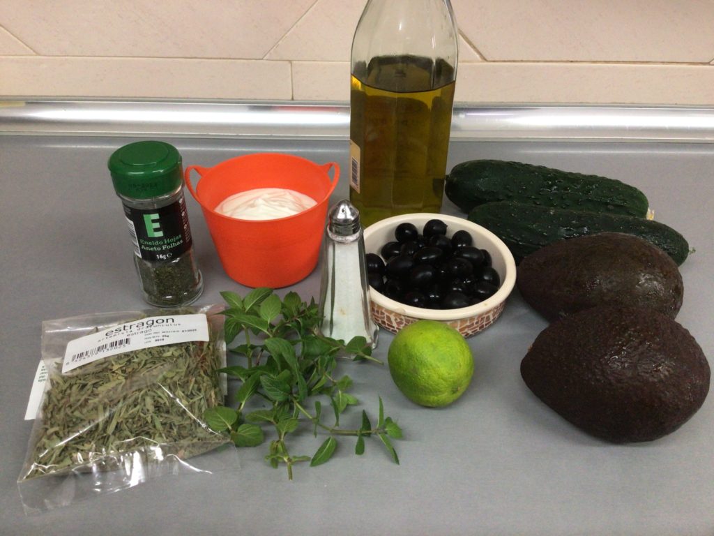 Imagen de los ingredientes para el tartar: pepinos, aguacates, olivas negras, aceite, sal y limón. También los de la salsa: estragón, menta, eneldo y yogurt natural de soja.
