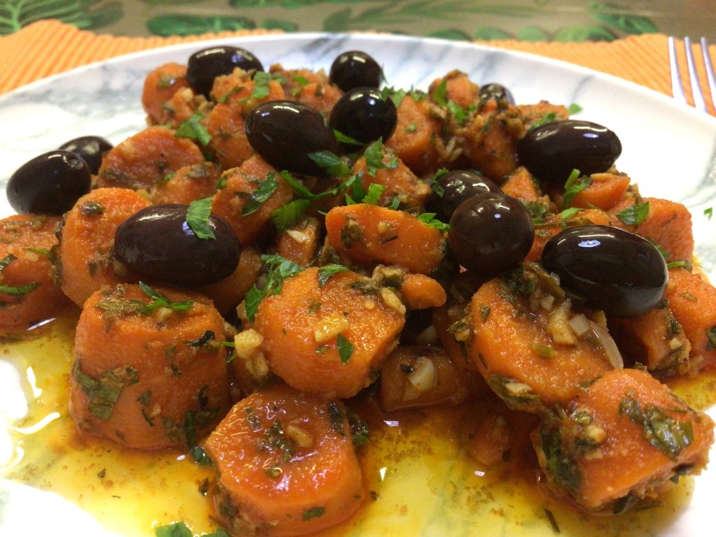 Primer plano de la ensalada marroquí de zanahoria, esta con unas cuantas aceitunas negras.