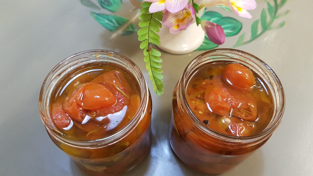 Tomatitos cherrys confitados y listos para ser conservados en tarros de cristal y guardarlos por largo tiempo.
