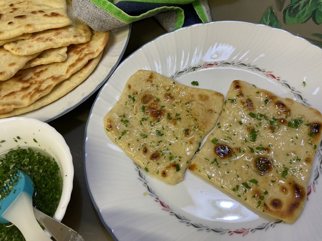 ¡Pincela el pan naan con una picada de ajo, perejil y aceite de oliva y cómetelo sin más!
