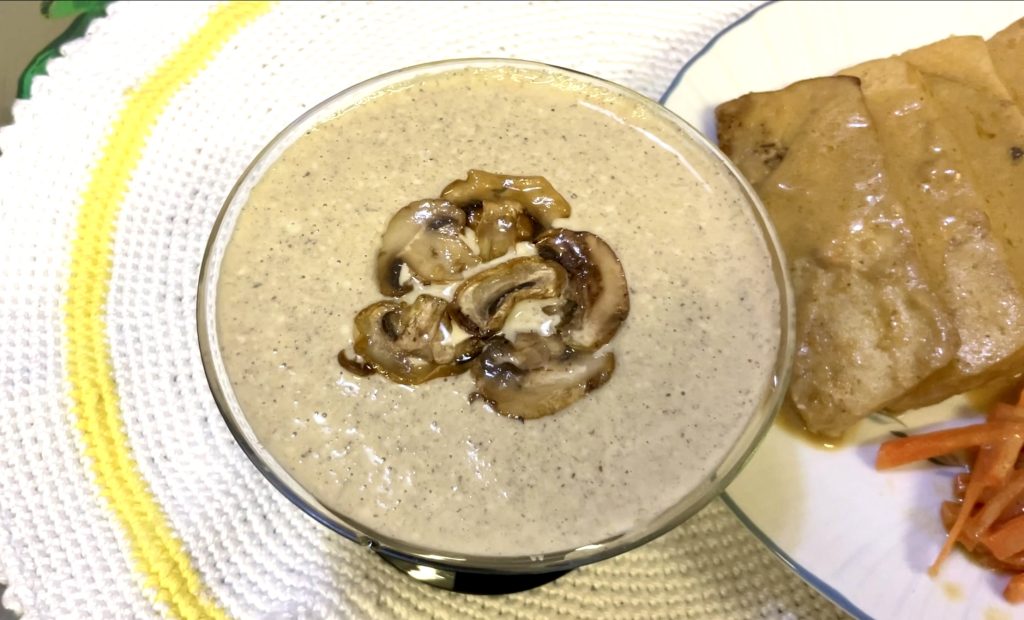 No olvides que esta crema capuchina de champiñones es solo un entrante, completa tu comida con un segundo repleto de proteína.
