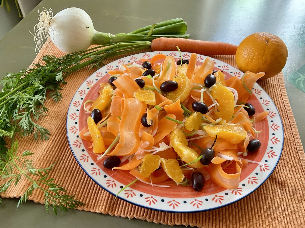 Explosión de color en esta ensalada de zanahoria y naranja. Bonita y divertida.