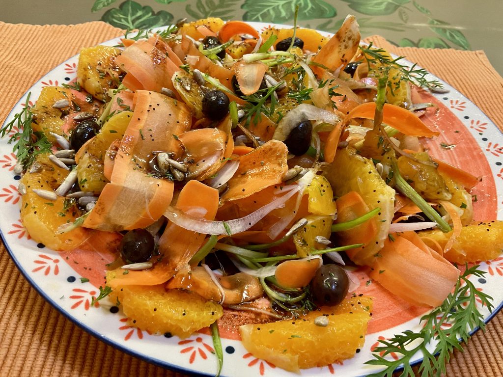 Ensalada de zanahoria y naranja perfectamente complementada con semillas de amapola, pipas de girasol y abundante vinagreta.